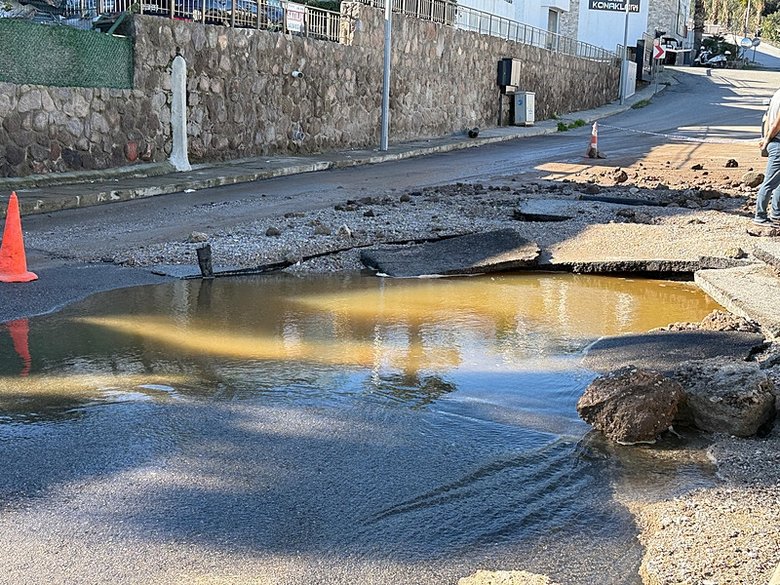 Bodrum’da ana su isale hattı patladı; otomobil sürücüsünün panik anları kamerada