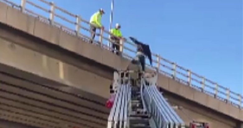 İzmir’de üniversite öğrencisi köprüden atlayarak intihar girişiminde bulundu