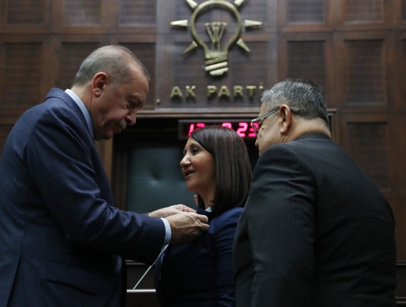 5 Belediye Başkanı AK Parti’ye geçti, rozetlerini Başkan Erdoğan bizzat taktı
