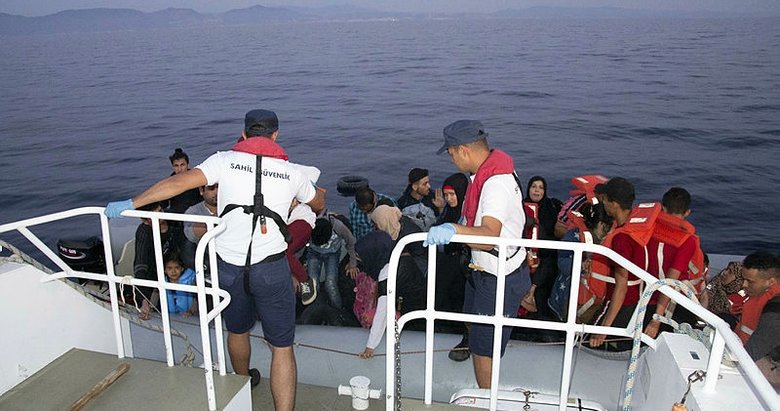 İzmir Dikili’de 45 kaçak göçmeni Sahil Güvenlik uçağı yakalattı