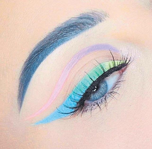 Renkli eyeliner ile sınırları kaldırmak!