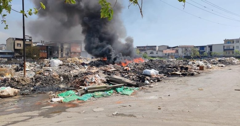 İzmir Buca’da sanayi atıklarının döküldüğü alanda yangın