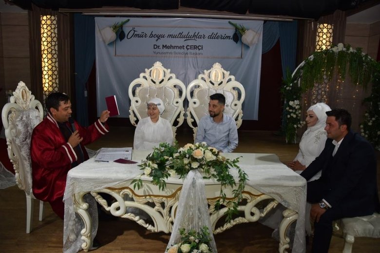 Aynı gün evlenen iki arkadaş birbirlerinin şahidi oldu