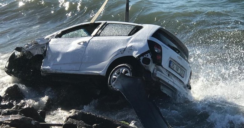 İzmir’de kaza sonrası takla atan otomobil denize düştü