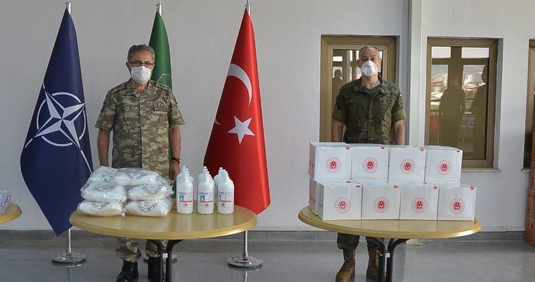 İzmir’deki NATO personeline koruyucu sağlık malzemesi desteği