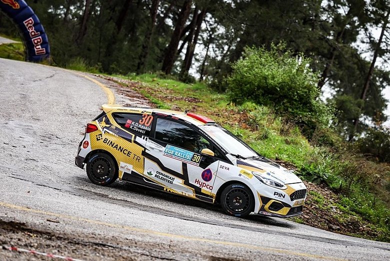 Türkiye’nin ilk engelli kadın ralli pilotu Kübra Denizci Keskin’den çifte derece