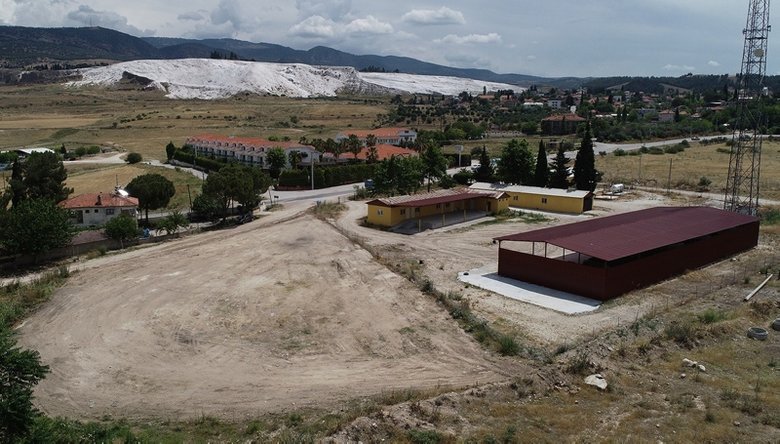 Pamukkale Belediyesi, turizm bölgesindeki hurda araçların bulunduğu depoyu kaldırdı