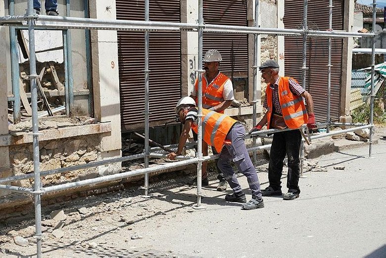 Menemen’deki tarihi çarşıda hummalı çalışma: Küllerinden doğacak