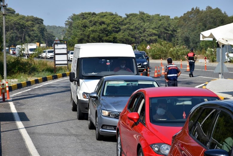 Ege’de bayram yoğunluğu! Marmaris ve Datça’ya geçiş noktasında kontroller arttı