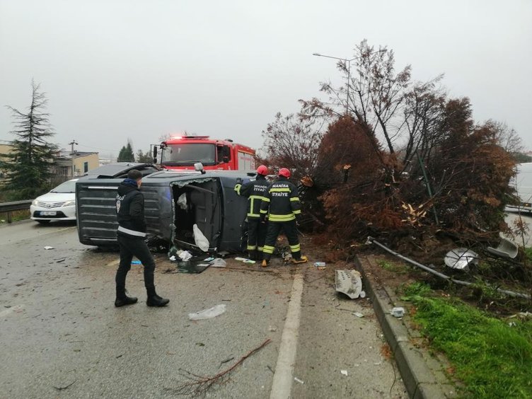 Kontrolden çıkan kamyonet 2 araçla çarpıştı: 1’i ağır 5 yaralı
