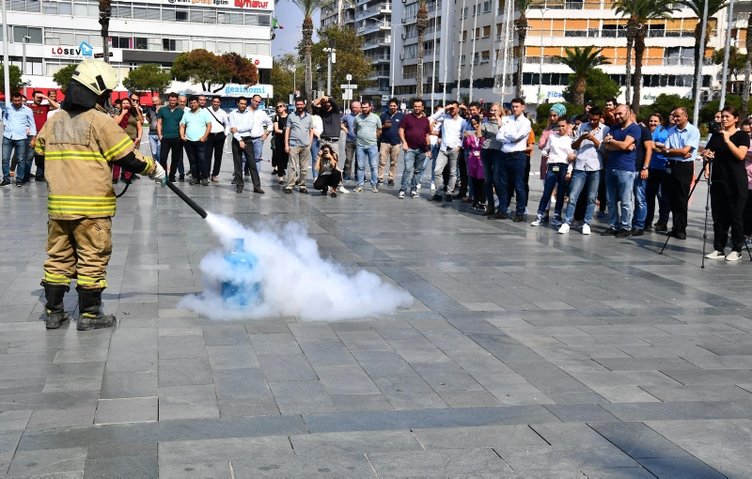 İzmir’de hareketli anlar! Vatandaşlar merakla izledi