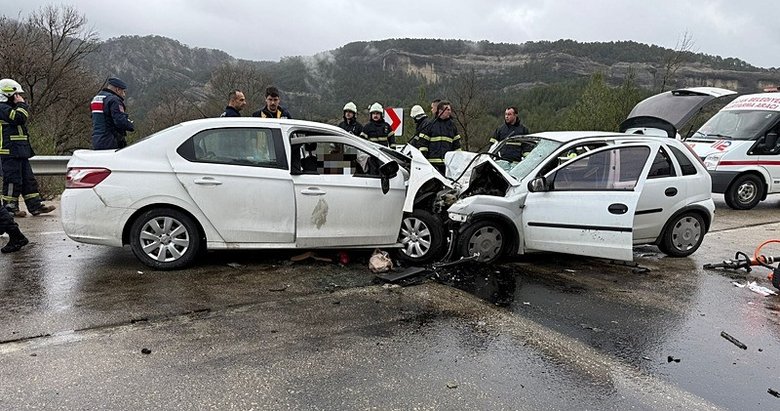 Burdur’da iki otomobilin çarpıştığı kazada 6 kişi öldü, 6 kişi yaralandı