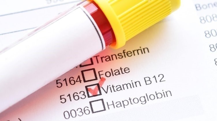 B12 eksikliği belirtileri nelerdir? B12 hangi besinlerde bulunur? B12 hangi hastalıklara yol açıyor?