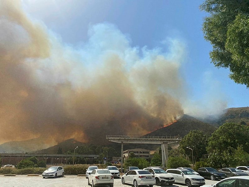 Kemerköy Termik Santrali’ne yaklaşan yangın havadan görüntülendi