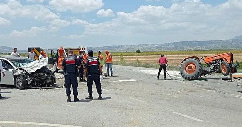 Denizli’de otomobil ile buğday yüklü traktör çarpıştı: 6 yaralı
