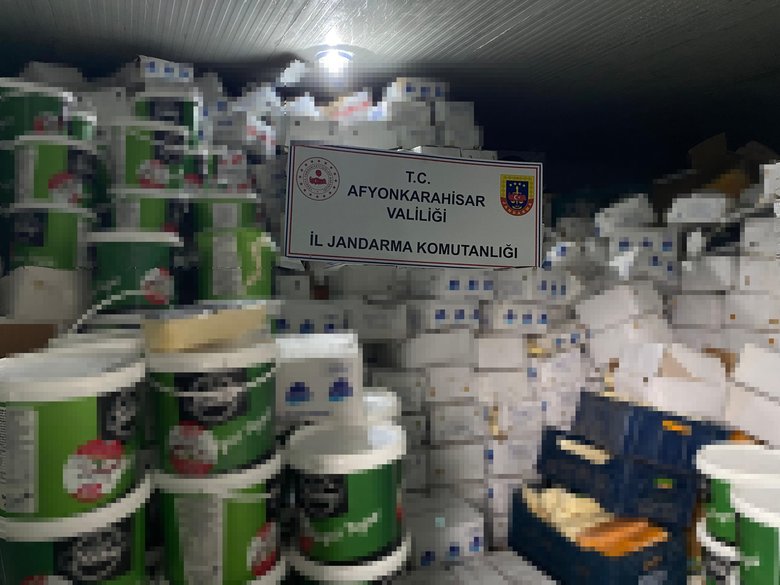 Afyon’da toplam 62 ton bozuk süt ve peynir ele geçirildi
