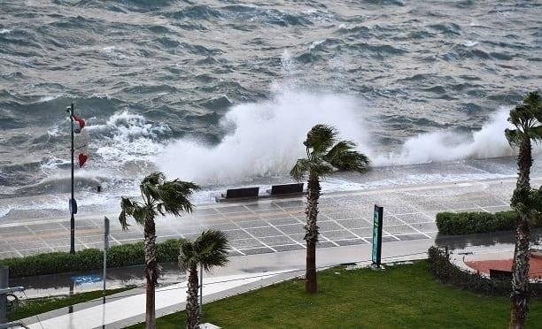 İzmir’de bugün hava nasıl olacak? Meteoroloji’den rüzgar ve fırtına uyarısı | 1 Ocak hava durumu