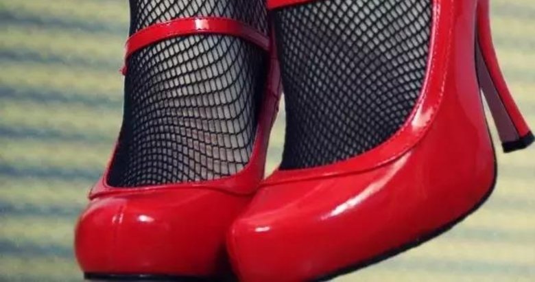 Kırmızı ayakkabılarla şıklığın formülü