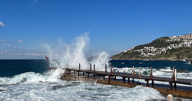 Bodrum’da fırtına! Feribot seferleri iptal edildi, balıkçılar uyarıldı