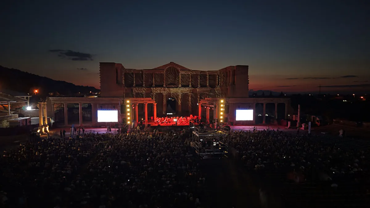 2 Bin 700 yıllık tarihte büyüleyici gece! Sardes Antik Kenti'nde 'Carmina Burana' ayakta alkışlandı