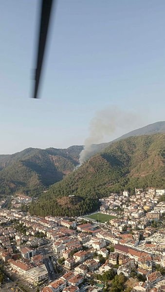 Marmaris’te çıkan orman yangınına müdahale ediliyor