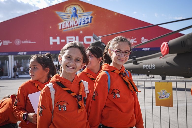 TEKNOFEST ikinci gününde nefes kesen gösterilerle devam ediyor! Etkinlik alanına ziyaretçi akını var