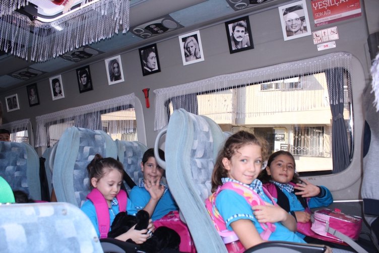 İzmir’de şaşırtan nostaljik servis! ’Eve gidip ailelerine soruyorlar’