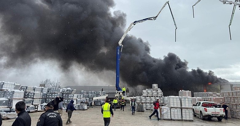 Balıkesir’de depo yangını: Çok sayıda ekip sevk edildi