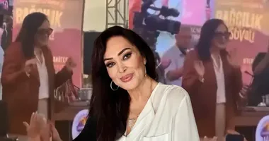 Türkan Şoray sahnede dans etti