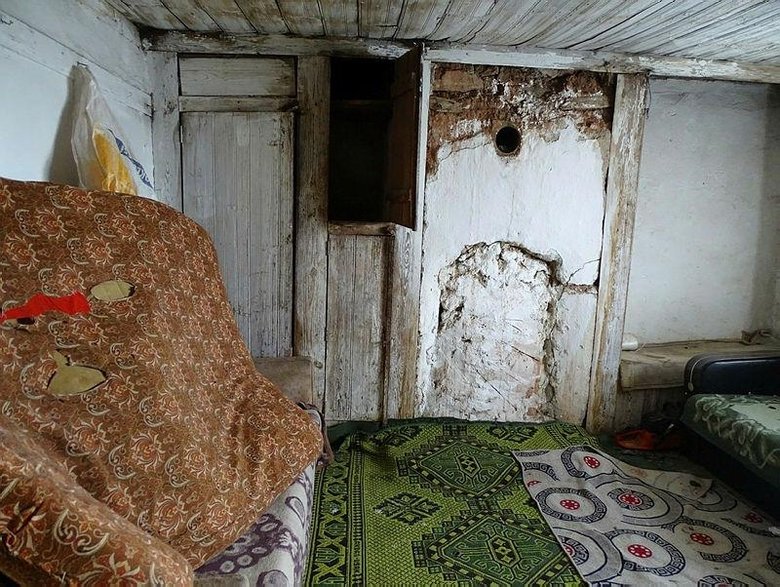 İzini 37 yıl sonra buldukları asker arkadaşlarının harabe evini onarıyorlar