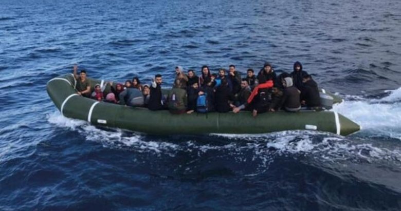İzmir’de lastik botta sürüklenen 24 sığınmacı kurtarıldı
