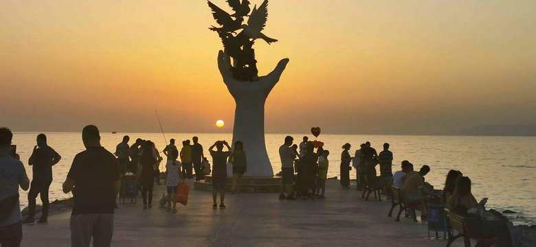 Kuşadası’nda gün batımı izleyenleri mest etti