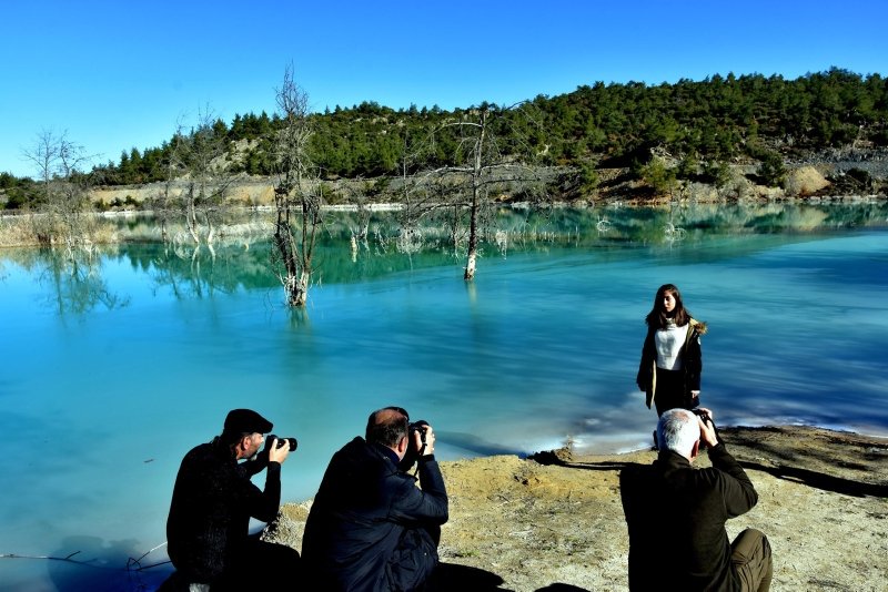 Muhteşem görüntü! Kül dağındaki gölet, fotoğrafçılara doğal fon oluyor