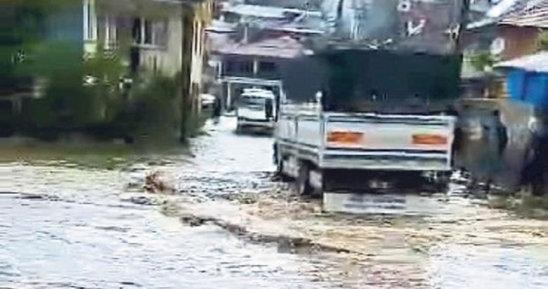 Afyon’u sel bastı yollar dereye döndü