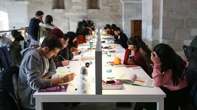 universite-ogrencileri-kara-kara-dusunuyor-yurt-ucretleri-dudak-ucuklatti-1787220315626.jpeg