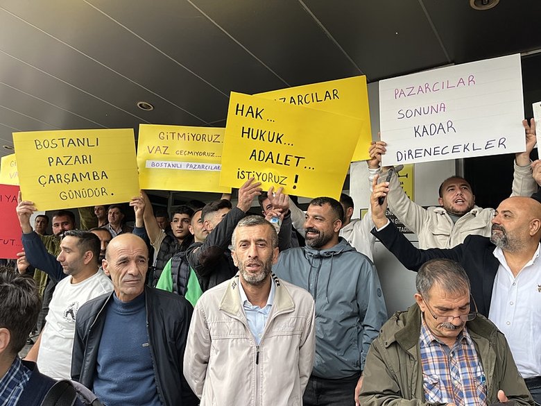 izmirde-pazarcilardan-karsiyaka-belediyesi-onunde-eylem-30-yillik-emegimizi-kimse-parayla-satamaz-1760954149671.jpg