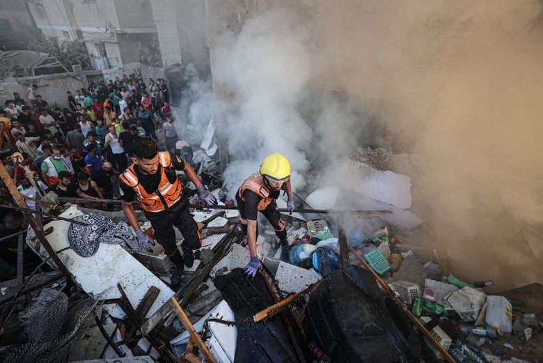Katil İsrail, Gazze’de çocuk hastanesinin girişini vurdu