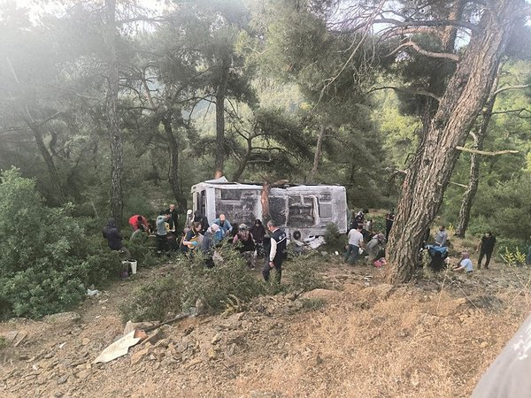 izmirde-tarim-iscilerini-tasiyan-midibusu-devrildi-cok-sayida-yarali-1781767344236.jpeg