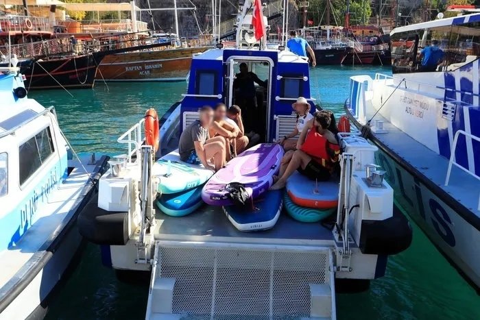 Akdeniz’de can pazarı yaşandı: Şiddetli rüzgarla açığa sürüklenen 19 genç işte böyle kurtarıldı