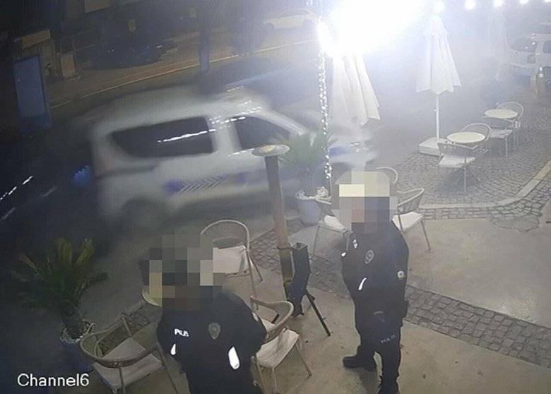 izmirde-direksiyon-hakimiyetini-kaybetti-polis-arabasina-carpti-o-anlar-kamerada-1766936352726.jpeg