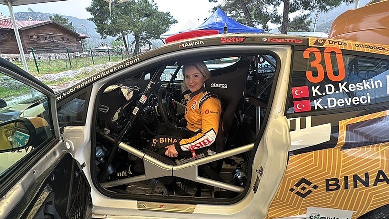 Türkiye’nin ilk engelli kadın ralli pilotu Kübra Denizci Keskin’den çifte derece