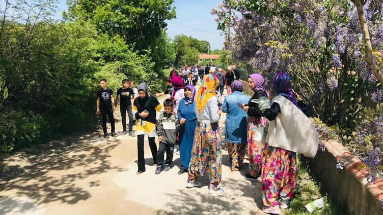 Çanakkale’de ilginç gelenek! Aşıklar Sokağı’nda kısmetlerini aradılar