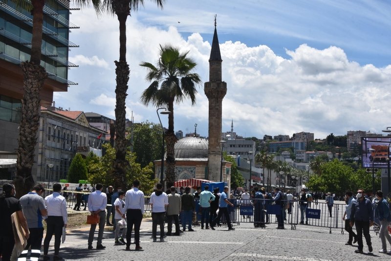 İzmir’de cuma namazı! Vatandaşlar Konak Meydanı’nda buluştu