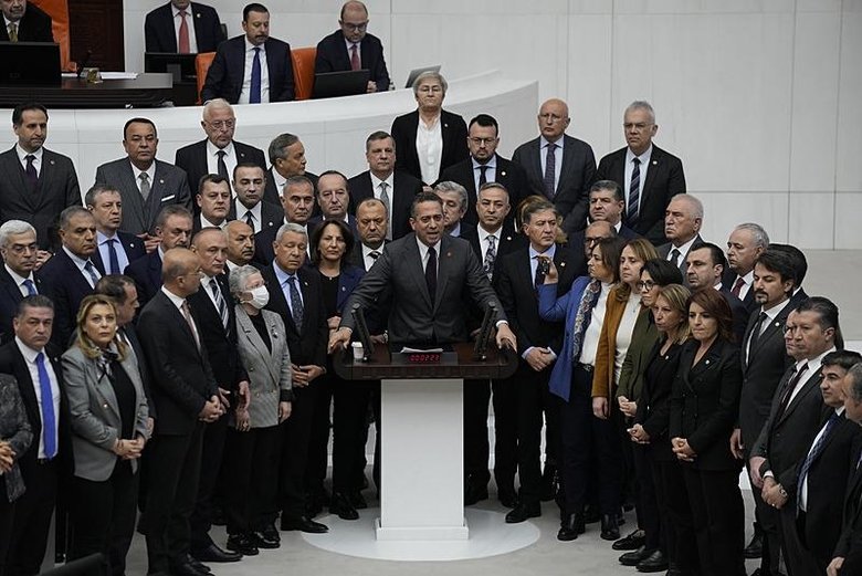 SON DAKİKA: Ekrem İmamoğlu gözaltı alındı! CHP’li vekiller kürsüyü işgal etti