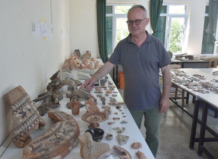 Urla’da fantastik kazı: 2500 yıllık mitolojik yaratıklar ve araba yarışlarıyla süslenmiş lavabo bulundu!