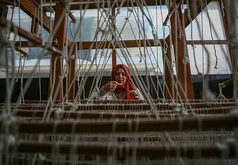 Dedesinden öğrendiği beledi dokumayı gelecek nesillere aktarıyor