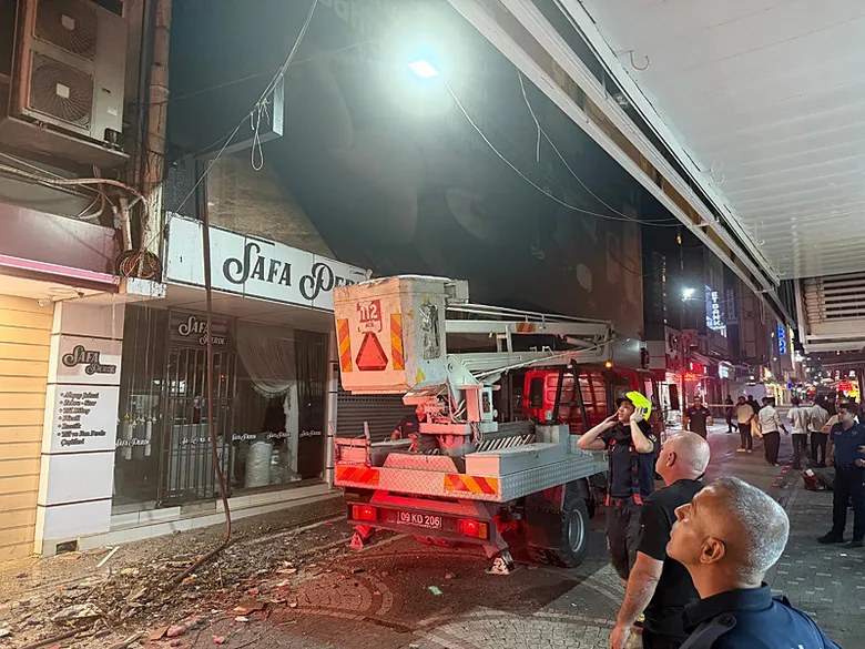 Aydın’da kedi kurtarmaya gelmişlerdi! AVM yangınına anında müdahale edildi