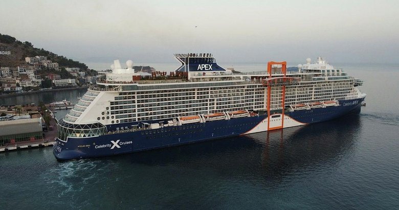 Kuşadası’nda kruvaziyer hareketliliği! 4 bin 975 turist geldi