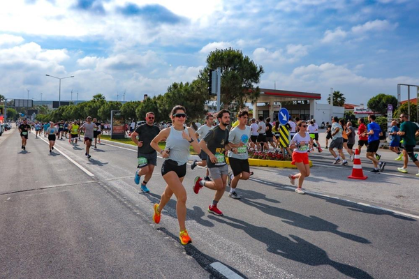 maratona-adim-adim-binlerce-kosucu-cesmede-bulusacak-1775307948671.png