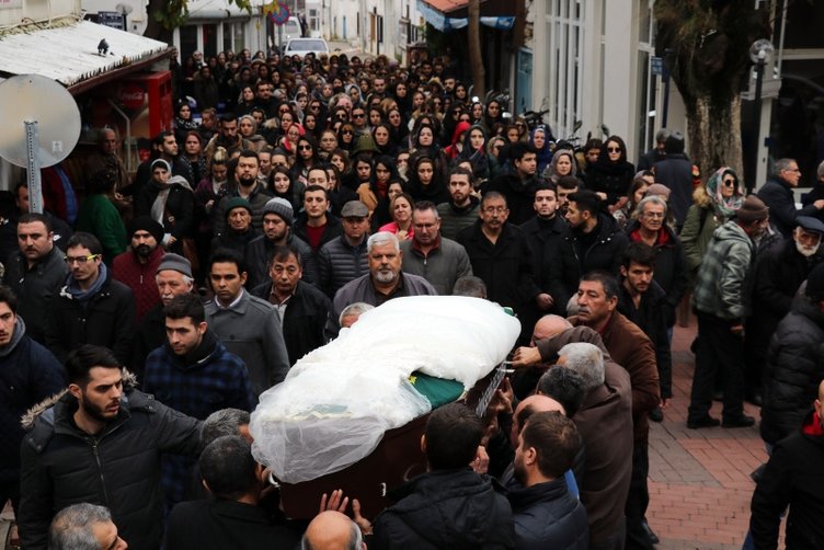 İzmir’de gelinlikle son yolculuğuna uğurlandı